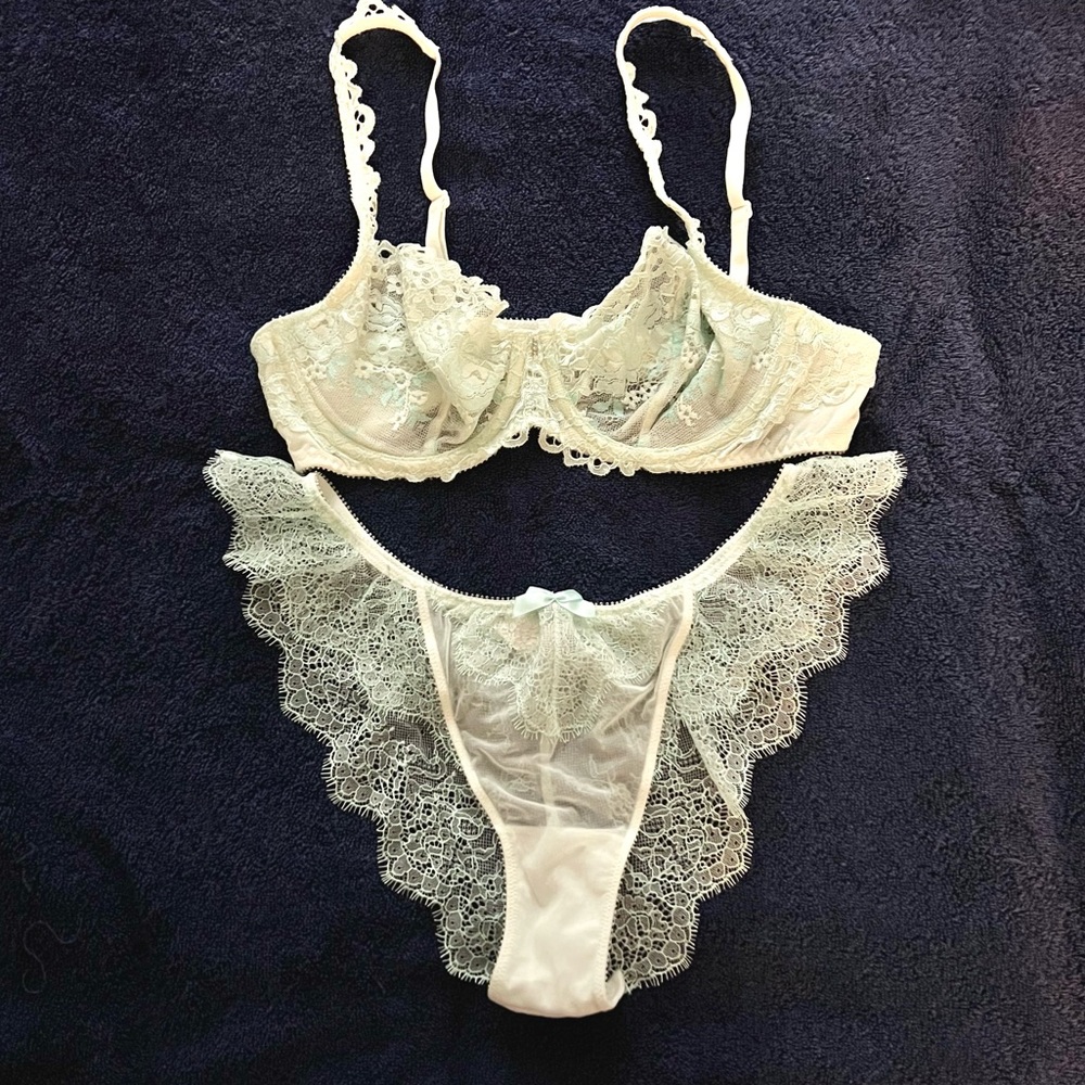 Stunning Victoria’s Secret lace lingerie set! 💕😍